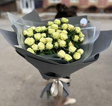 Букет Белые кустовые розы Солинеро в Калаче