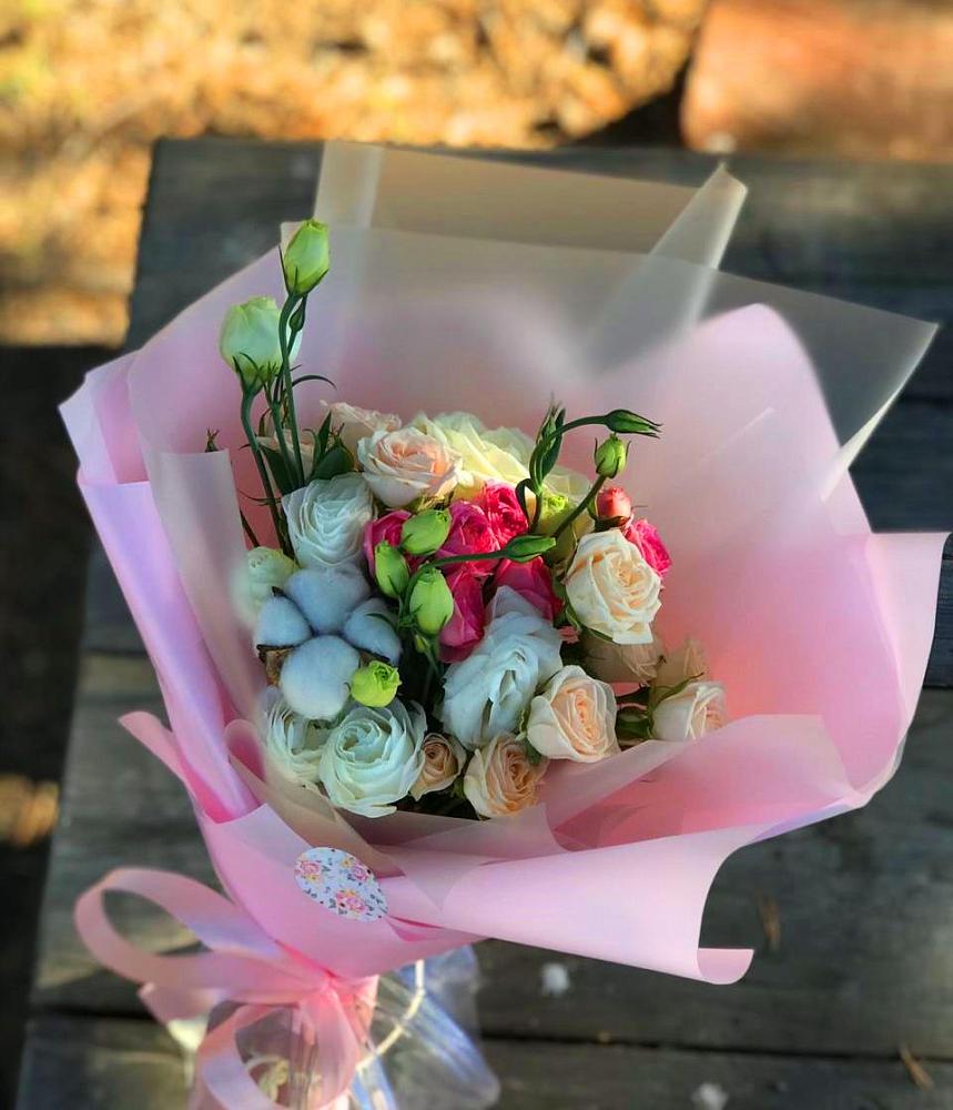 Букет цветочный коктейль в Калаче Букет цветов из: Розы и Лизиантусы в Калаче