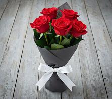Букет 5 Красных роз Эдлесс Лав в Калаче