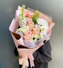 Букет цветов из:  Хризантемы и Розы в Калаче