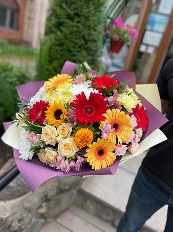 Букет цветов из: Герберы, Ромашки, Хризантемы, Розы и Подсолнухи в Калаче