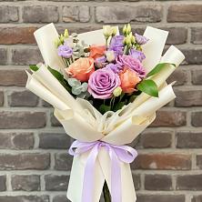 Букет цветов из:  Лизиантусы и Розы в Калаче