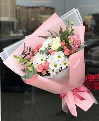 Букет цветов из: Розы, Лизиантусы и Хризантемы в Калаче